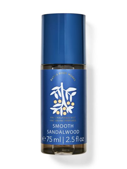 Sticlă mică (75 ml) de spray Bath & Body Works Smooth Sandalwood. Etichetă bleumarin cu model alb de crenguțe.