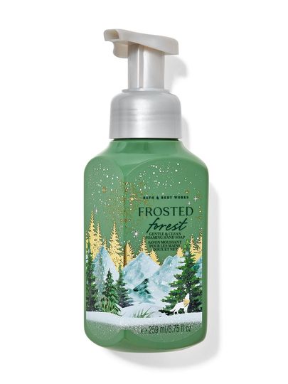 Pěnové mýdlo na ruce Frosted Forest v zelené lahvi se zimní krajinou a horami. Bath&Body Works.