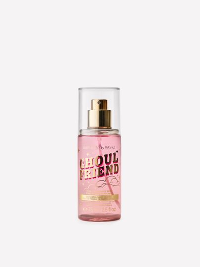 Mist parfumat Bath & Body Works Ghoul Friend în flacon roz cu pulverizator, 75 ml