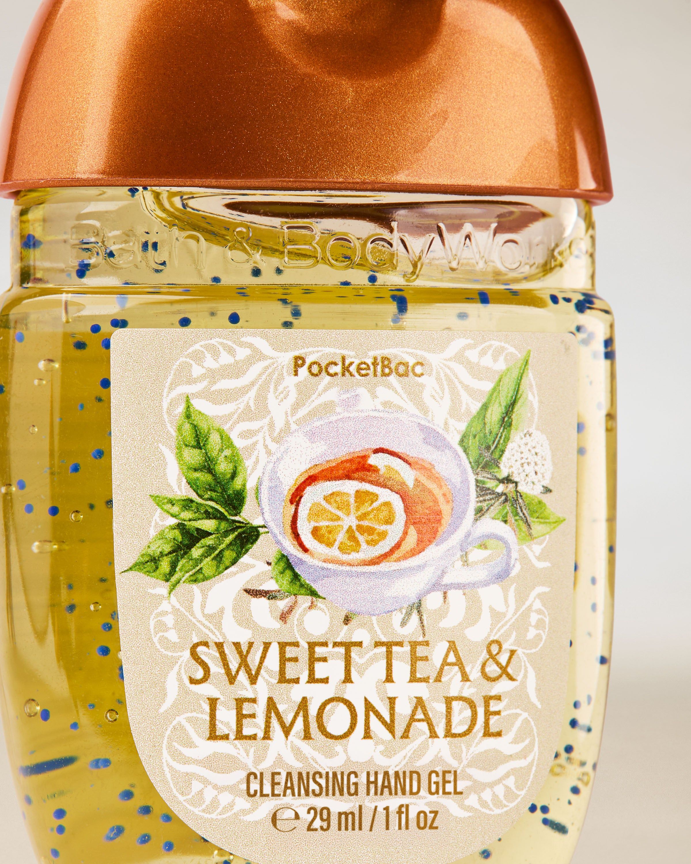 Bath & Body Works Sweet Tea & Lemonade PocketBac – gel dezinfectant pentru mâini într-un flacon galben cu motiv de ceai și lămâie.