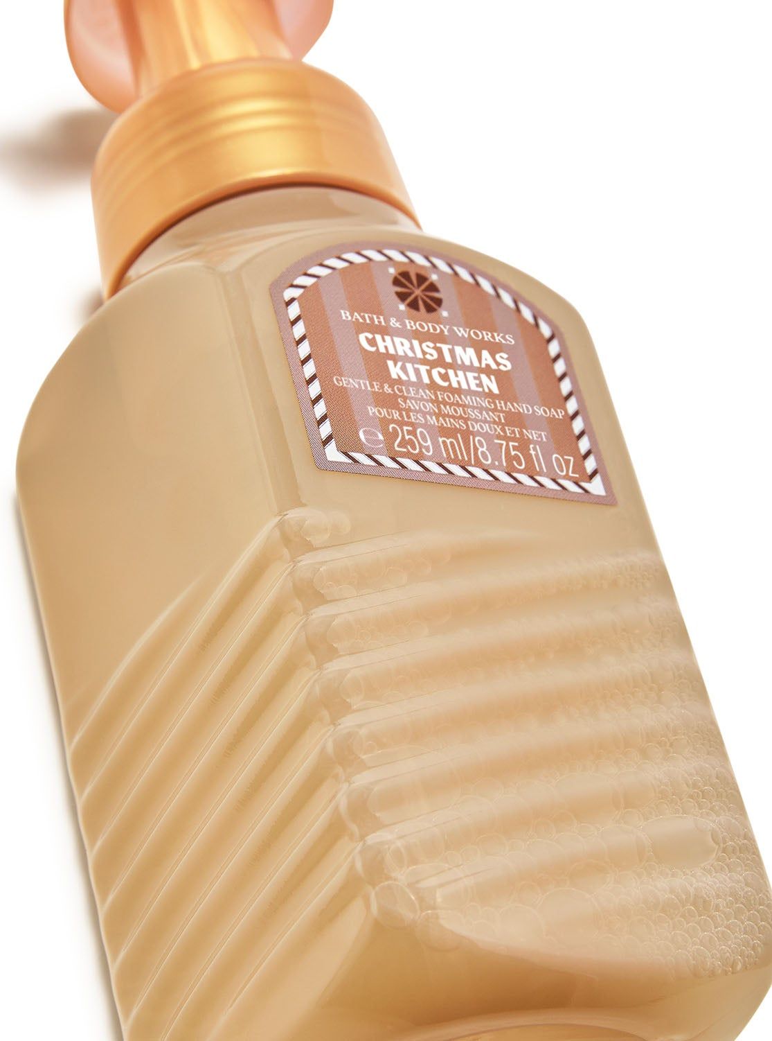 Pěnové mýdlo na ruce Christmas Kitchen v béžovém obalu s ozdobným štítkem. Bath&Body Works.