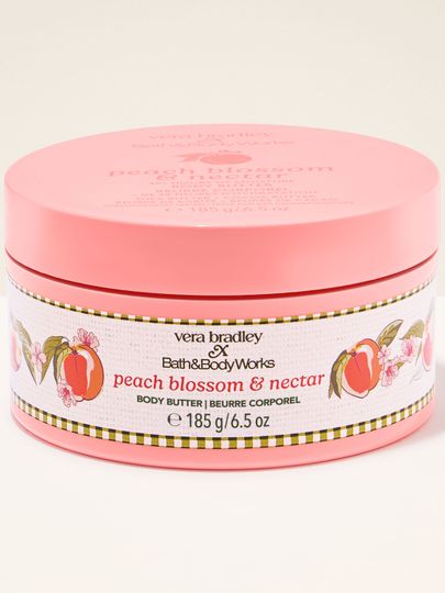Bath & Body Works Peach Blossom & Nectar – unt de corp într-un recipient roz cu etichetă decorativă floral‑fructată.