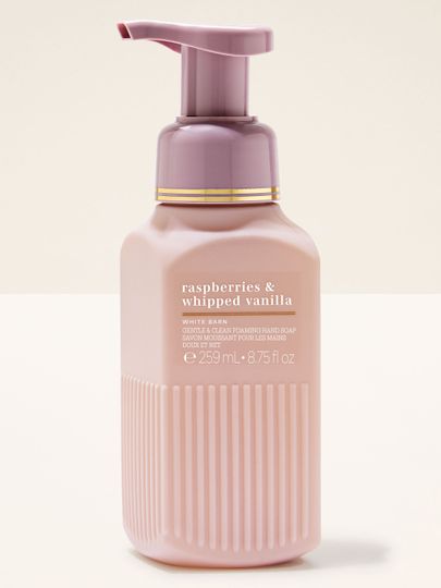 Săpun spumant White Barn „Raspberries & Whipped Vanilla” în flacon roz pastel.