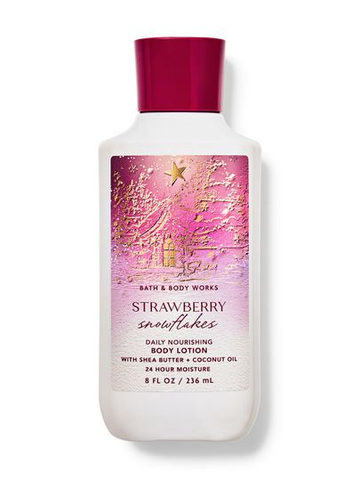 Bílé tělové mléko s růžovým motivem zimní krajiny a nápisem "Strawberry Snowflakes", Bath & Body Works.