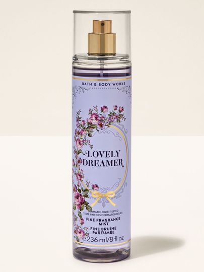 Mgiełcă parfumată Lovely Dreamer de la Bath & Body Works, flacon lila deschis cu atomizor și etichetă florală.