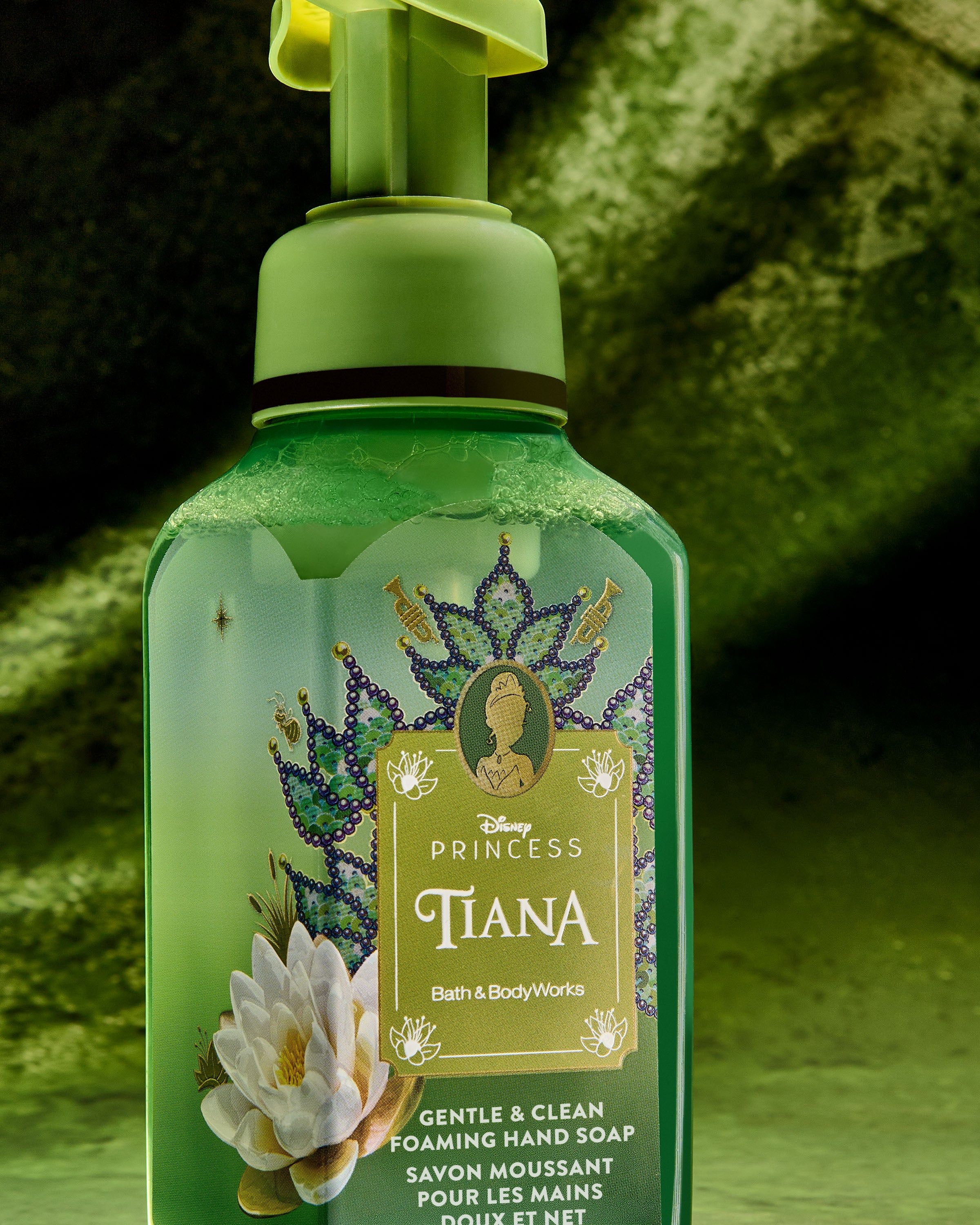 Săpun spumant Tiana în flacon verde cu detalii aurii și motiv de crin.