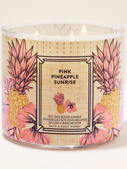 Lumânare cu 3 fitiluri Bath & Body Works Pink Pineapple Sunrise cu etichetă tropicală.