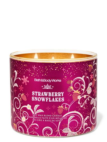 Lumânare parfumată Strawberry Snowflakes Bath & Body Works cu motiv de căpșuni și fulgi de zăpadă