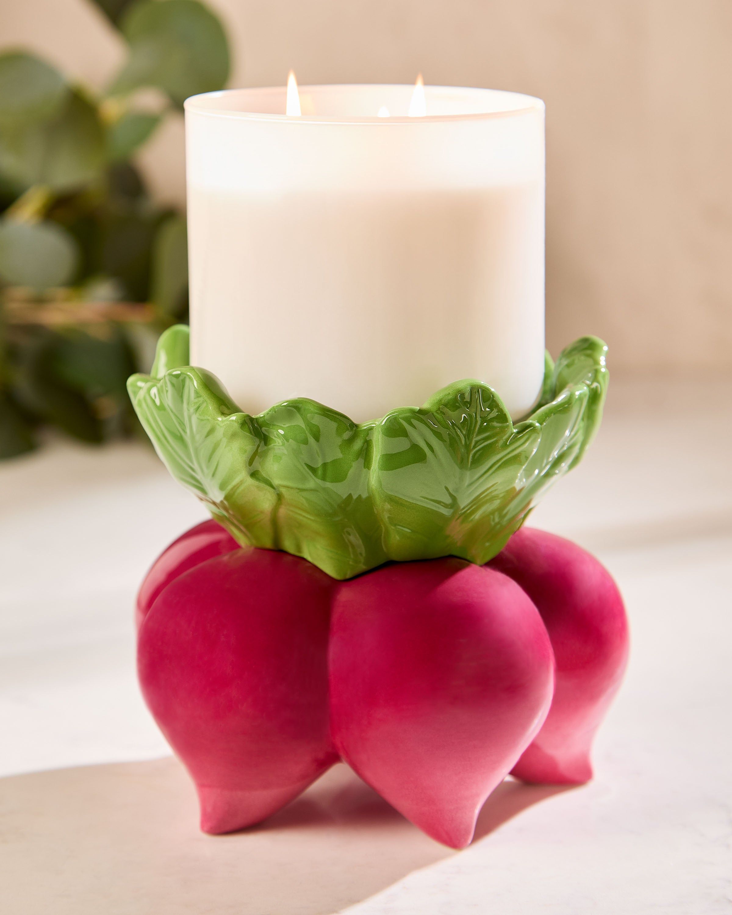 Suport decorativ pentru lumânare cu 3 fitiluri Bath & Body Works, în formă de sfeclă cu frunze verzi.