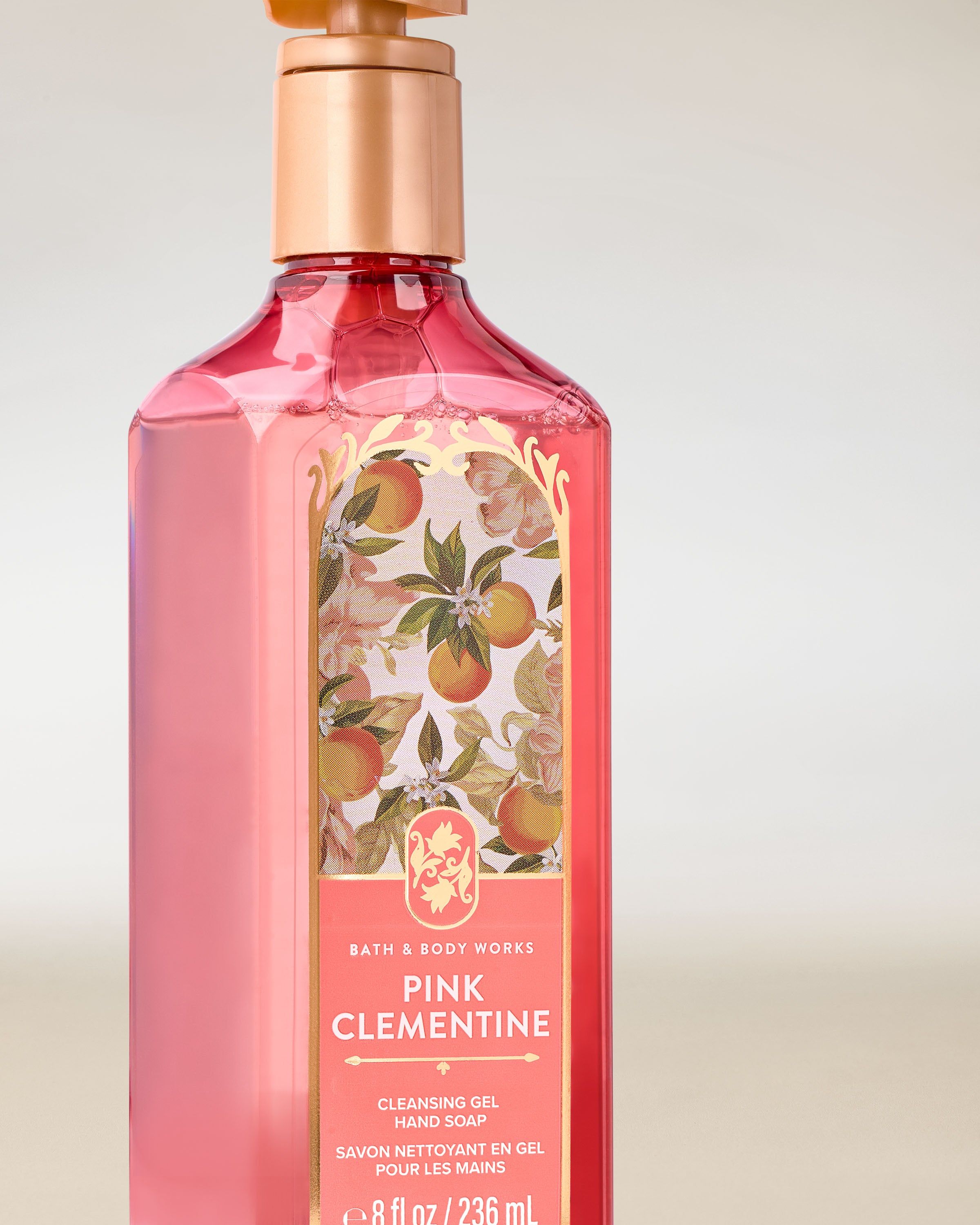 Bath & Body Works Pink Clementine – săpun gel roz cu mandarine și pompă aurie, perfect pentru curățare.