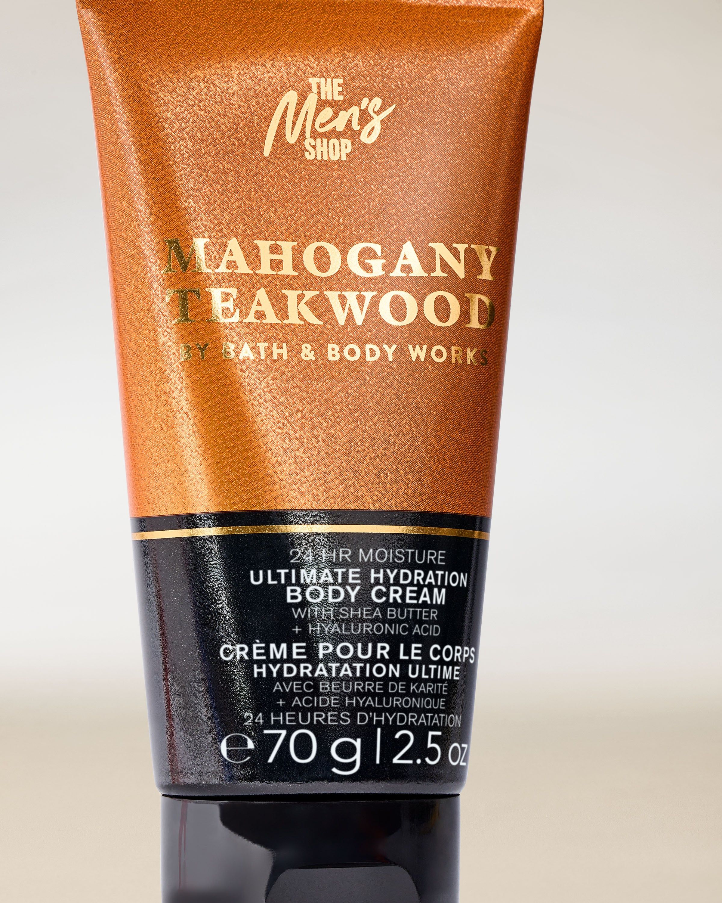 Cremă de corp Mahogany Teakwood Bath & Body Works într‑un tub maro cu capac negru