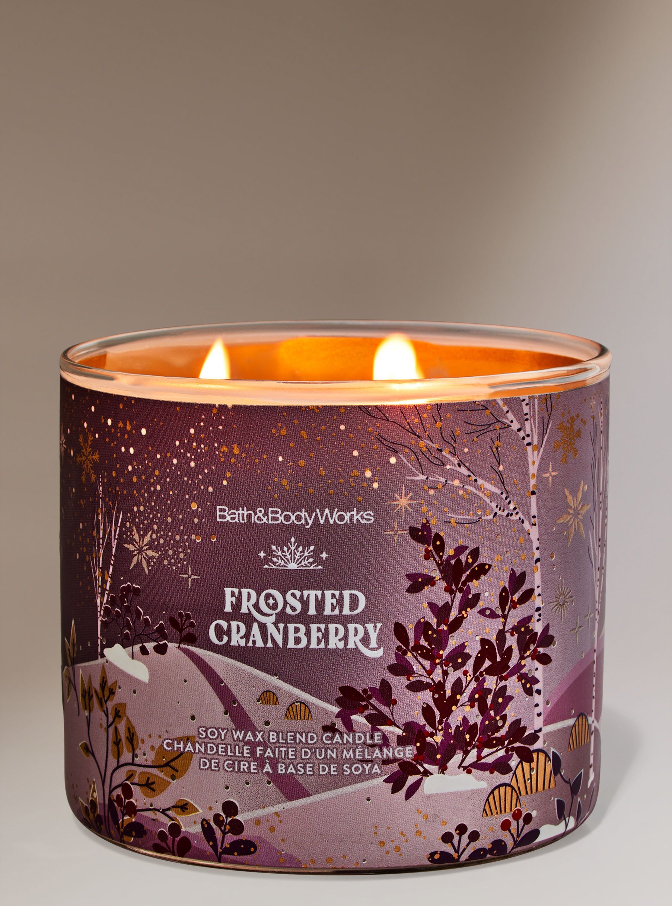 Lumânare parfumată Frosted Cranberry Bath & Body Works cu peisaj de iarnă și motiv de merișoare