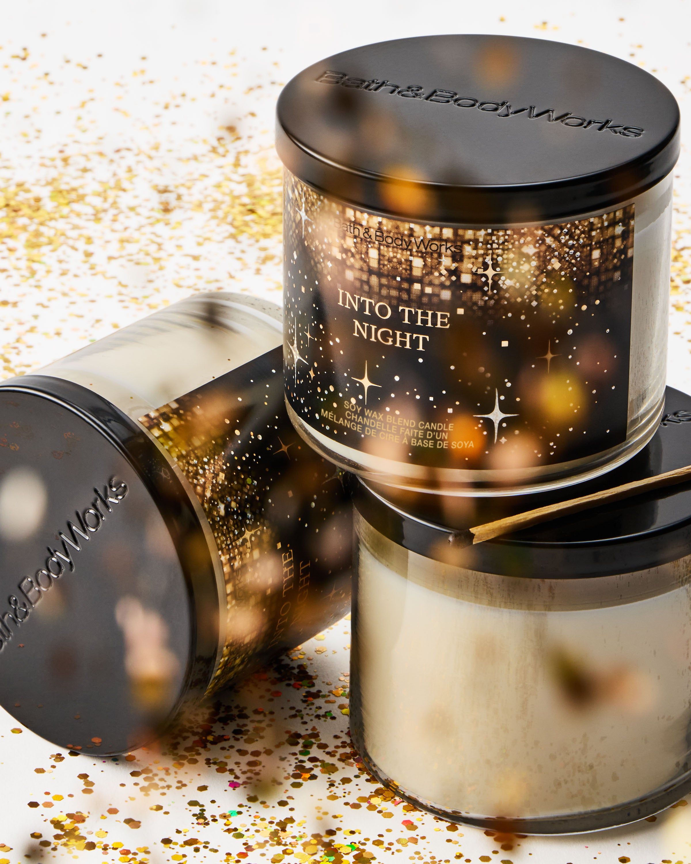 Lumânare parfumată Into the Night Bath & Body Works în recipient din sticlă cu etichetă închisă la culoare