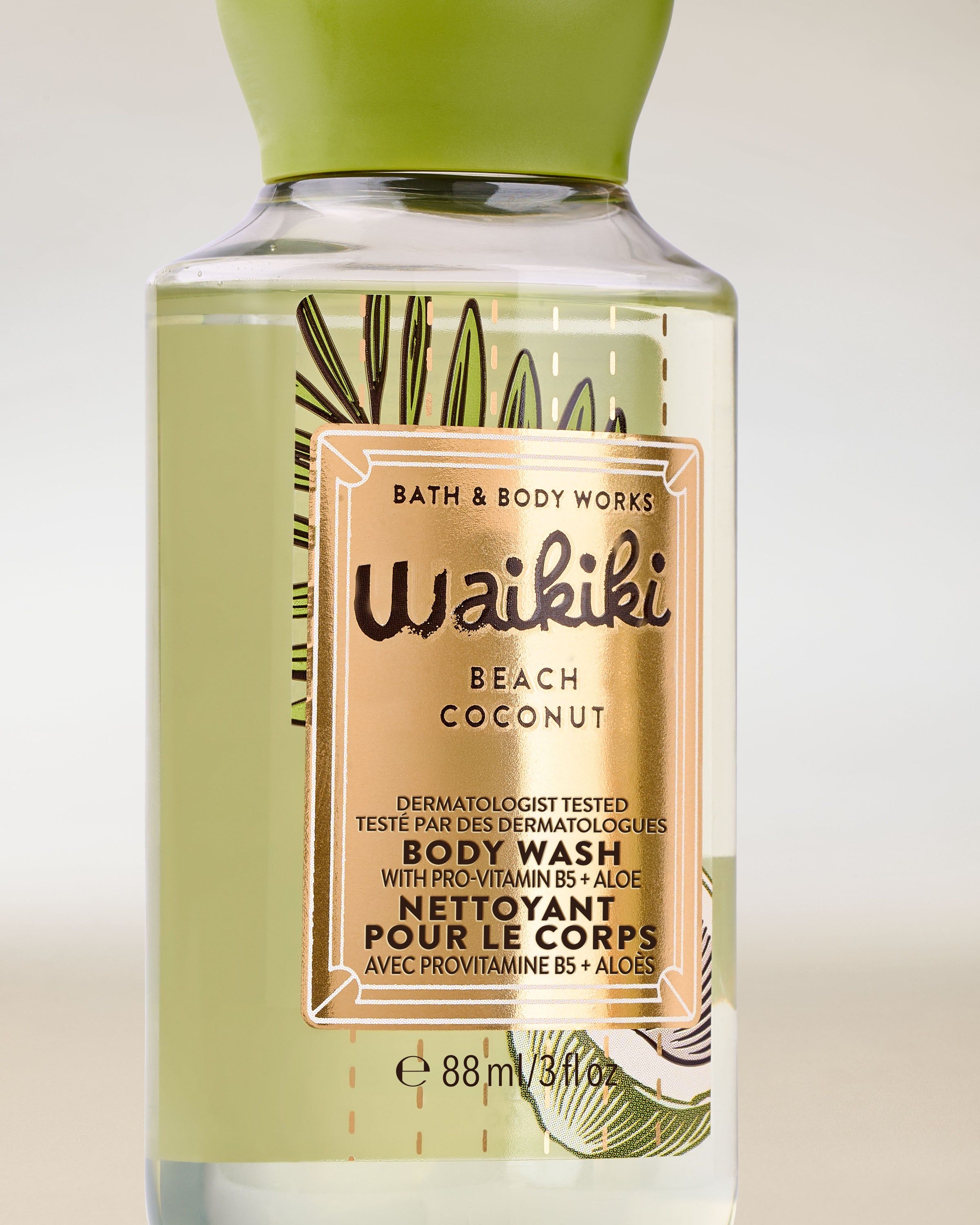 Gel de duș mini Waikiki Beach Coconut în sticlă verde, cu etichetă tropicală și capac verde.