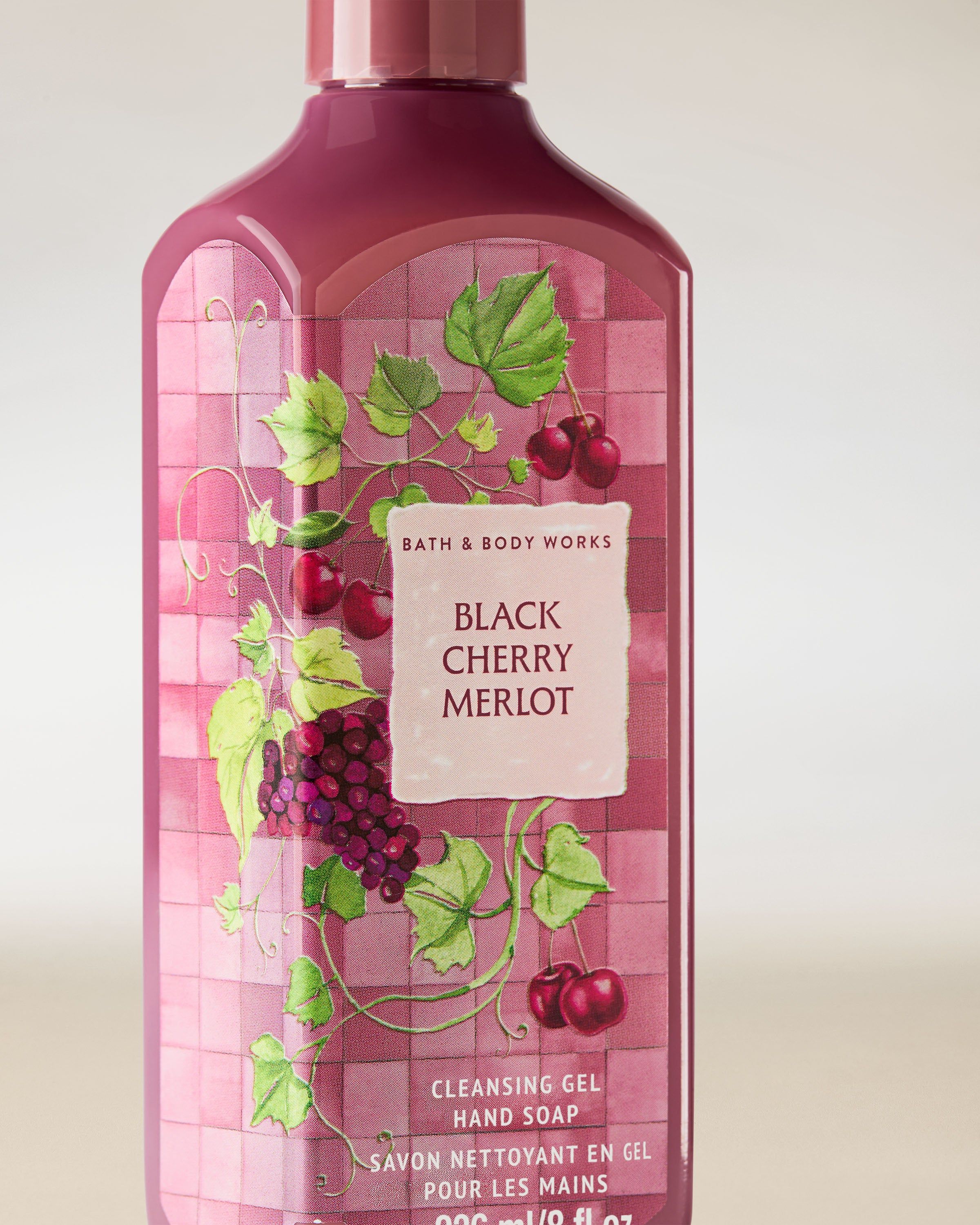Gel pentru mâini Bath & Body Works Black Cherry Merlot 236 ml, în flacon roz‑vișiniu cu motiv de cireșe.