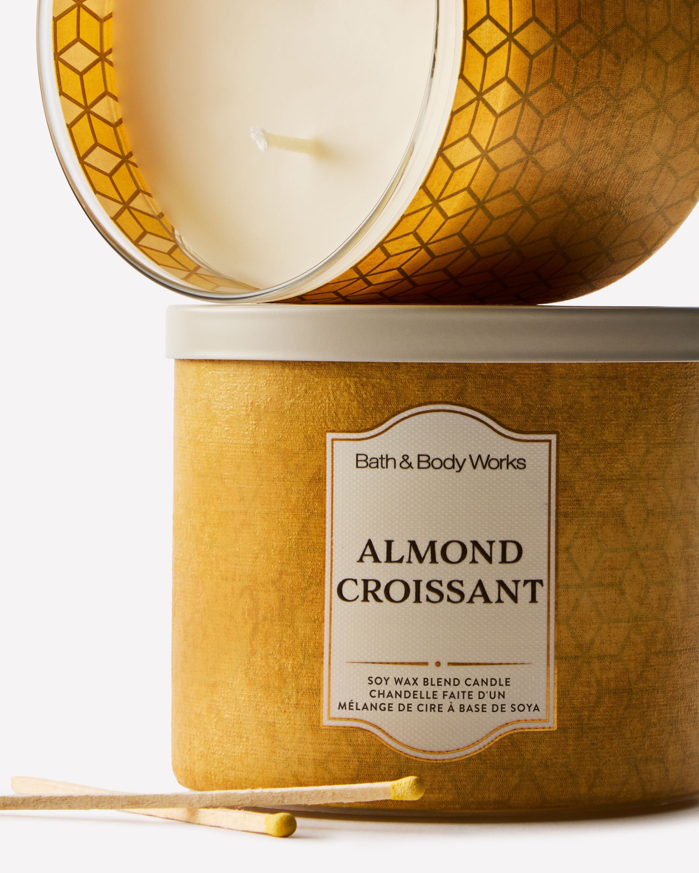 Lumânare parfumată Bath & Body Works Almond Croissant în recipient din sticlă cu capac alb