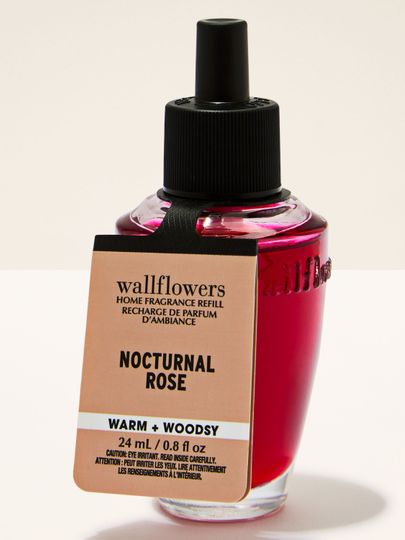Bath & Body Works Wallflowers Nocturnal Rose – rezervă 24 ml cu un parfum cald, lemnos‑trandafiriu, în sticluță roșie elegantă.