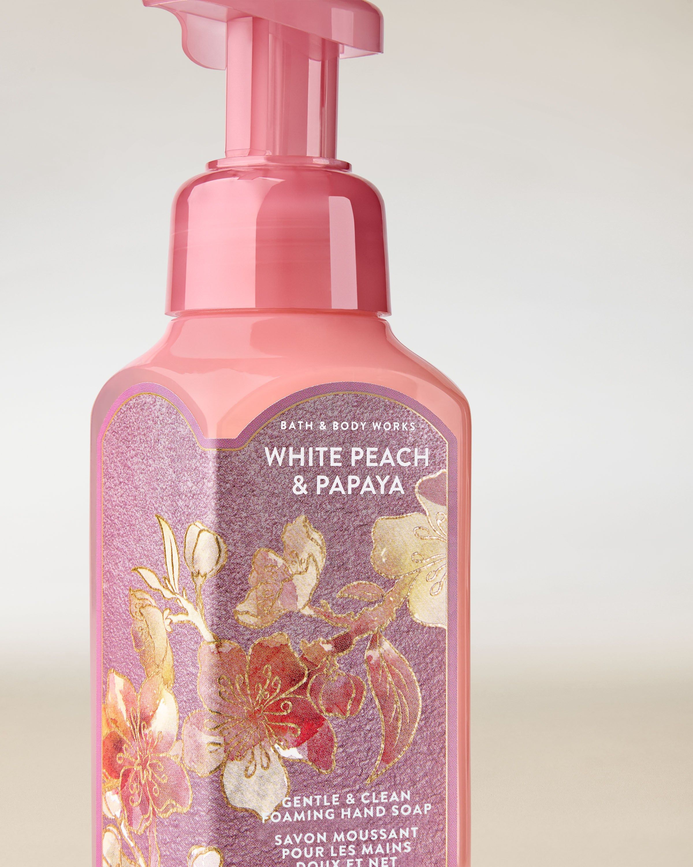 Spumă pentru mâini Bath & Body Works „White Peach & Papaya” — sticlă roz cu flori.