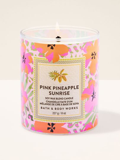 Lumânarea Pink Pineapple Sunrise cu etichetă tropicală în culori vii – hibiscus și ananas pentru un vibe de vară.