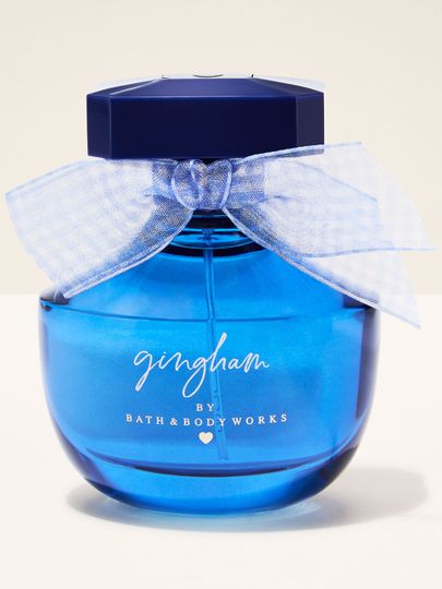 Parfum Bath & Body Works Gingham, în flacon albastru din sticlă cu fundă decorativă.