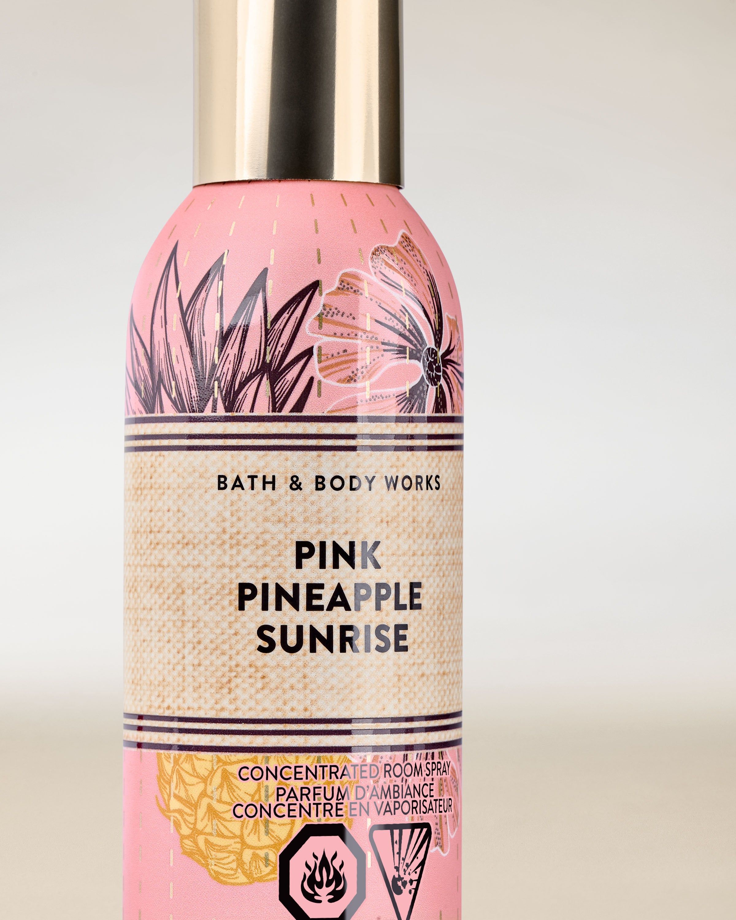 Pink Pineapple Sunrise – spray de cameră în ambalaj roz, cu motiv tropical floral și capac auriu elegant.