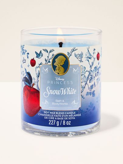 Świeca Snow White z kolekcji Disney Princess — niebieski design z jabłkiem i leśnymi detalami.