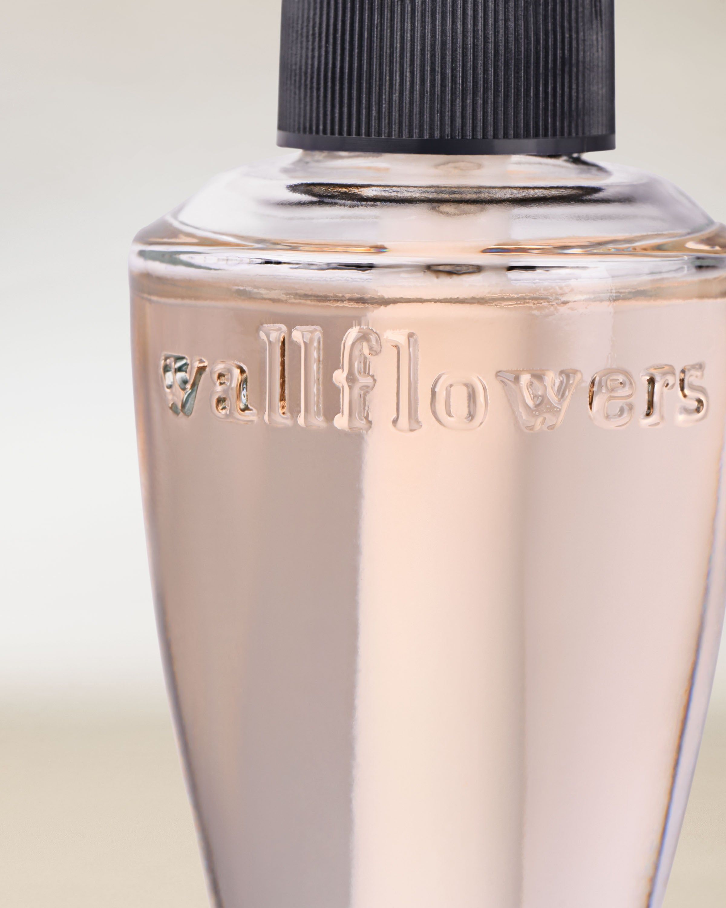 Bath & Body Works Wallflowers – rezervă deschisă cu logo embosat, surprinsă într‑un cadru minimalist