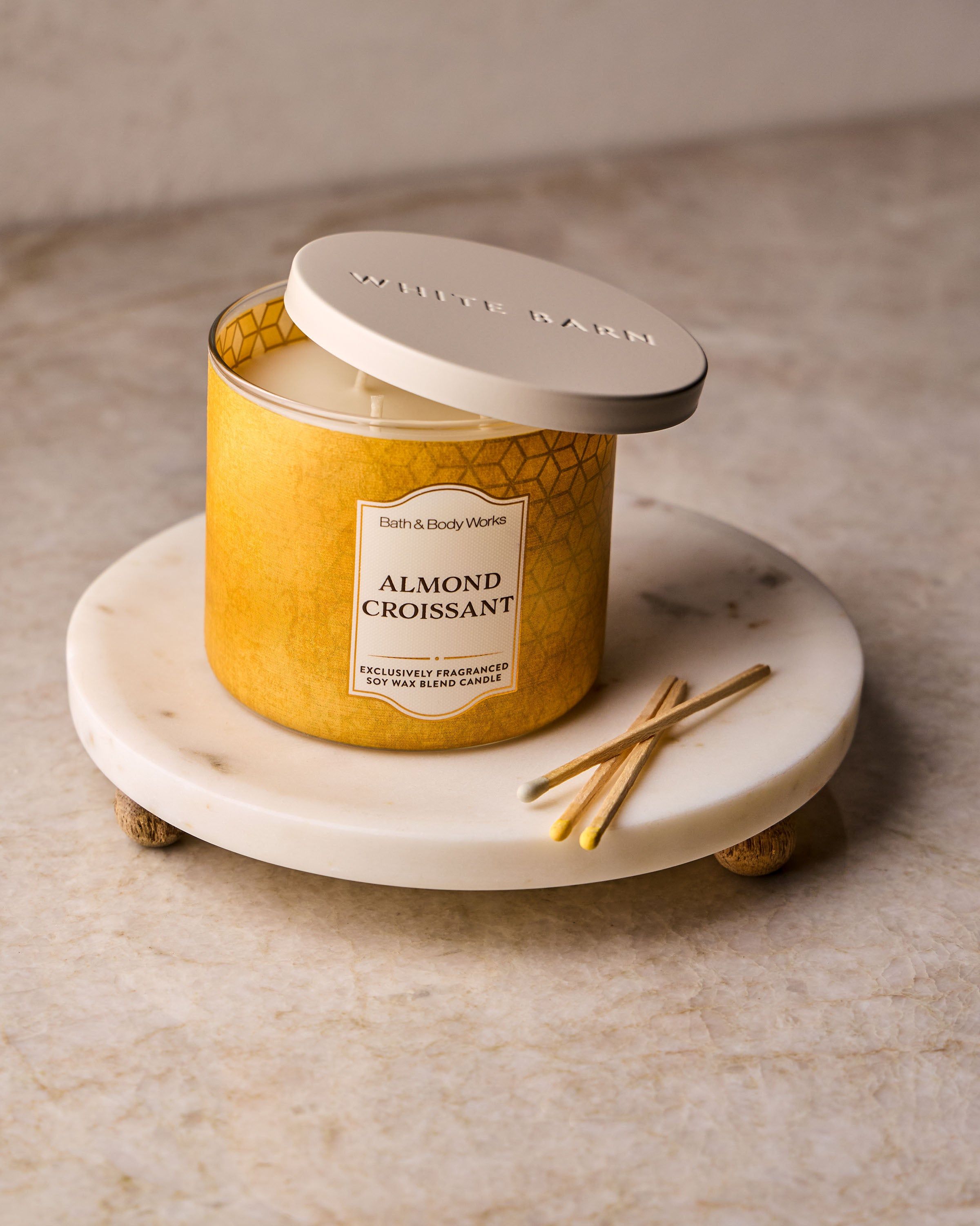 Lumânare parfumată Bath & Body Works Almond Croissant în recipient din sticlă cu capac alb