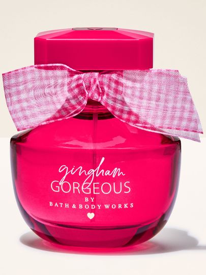 Flacon de parfum Bath & Body Works Gingham Gorgeous, din sticlă roz cu fundă decorativă.