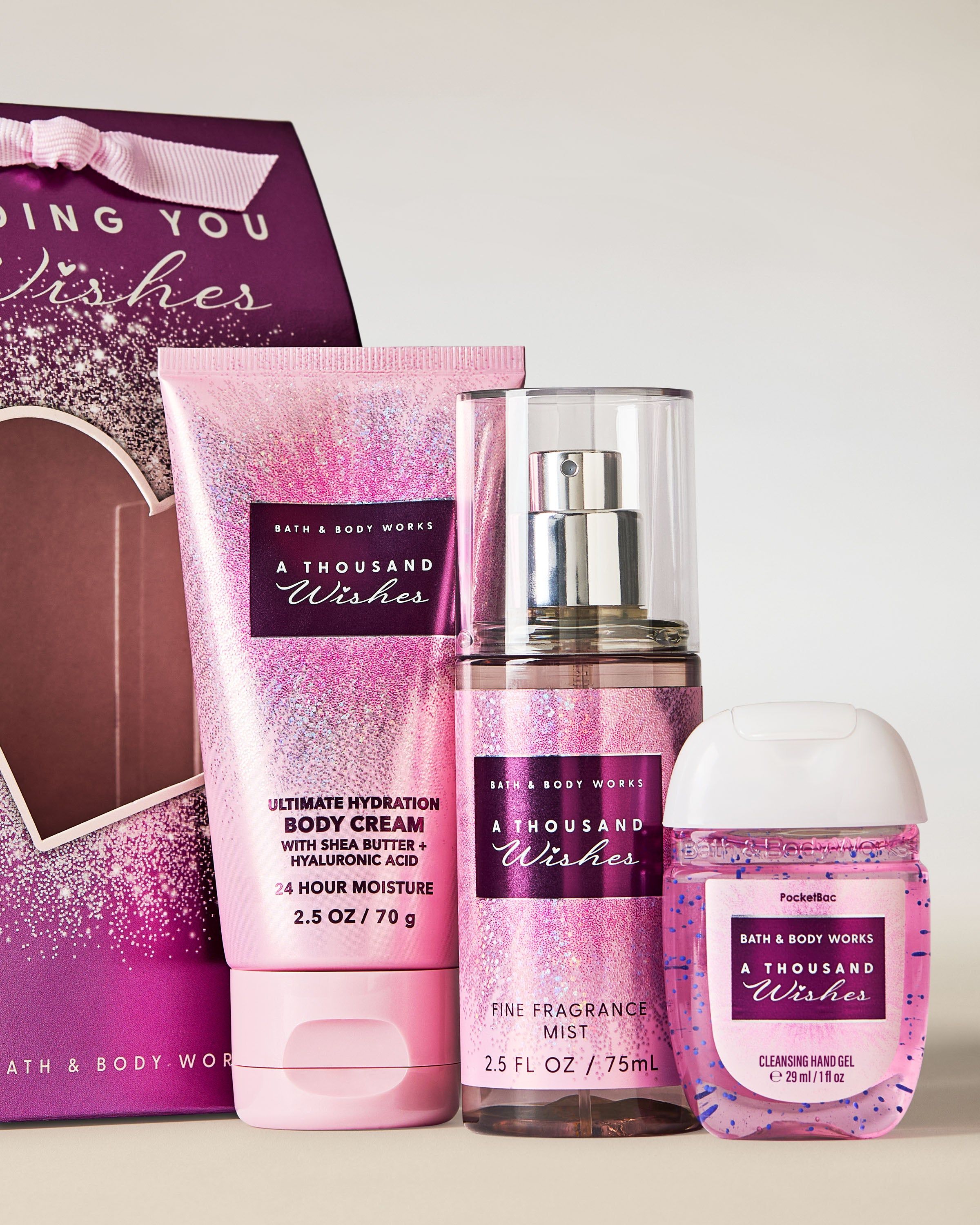 Set A Thousand Wishes Bath & Body Works – kit roz strălucitor cu loțiune, spray parfumat și gel pentru mâini.
