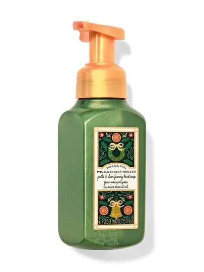 Zelené pěnivé mýdlo na ruce „Winter Citrus Wreath“ s motivem citrusového věnce. Bath & Body Works.