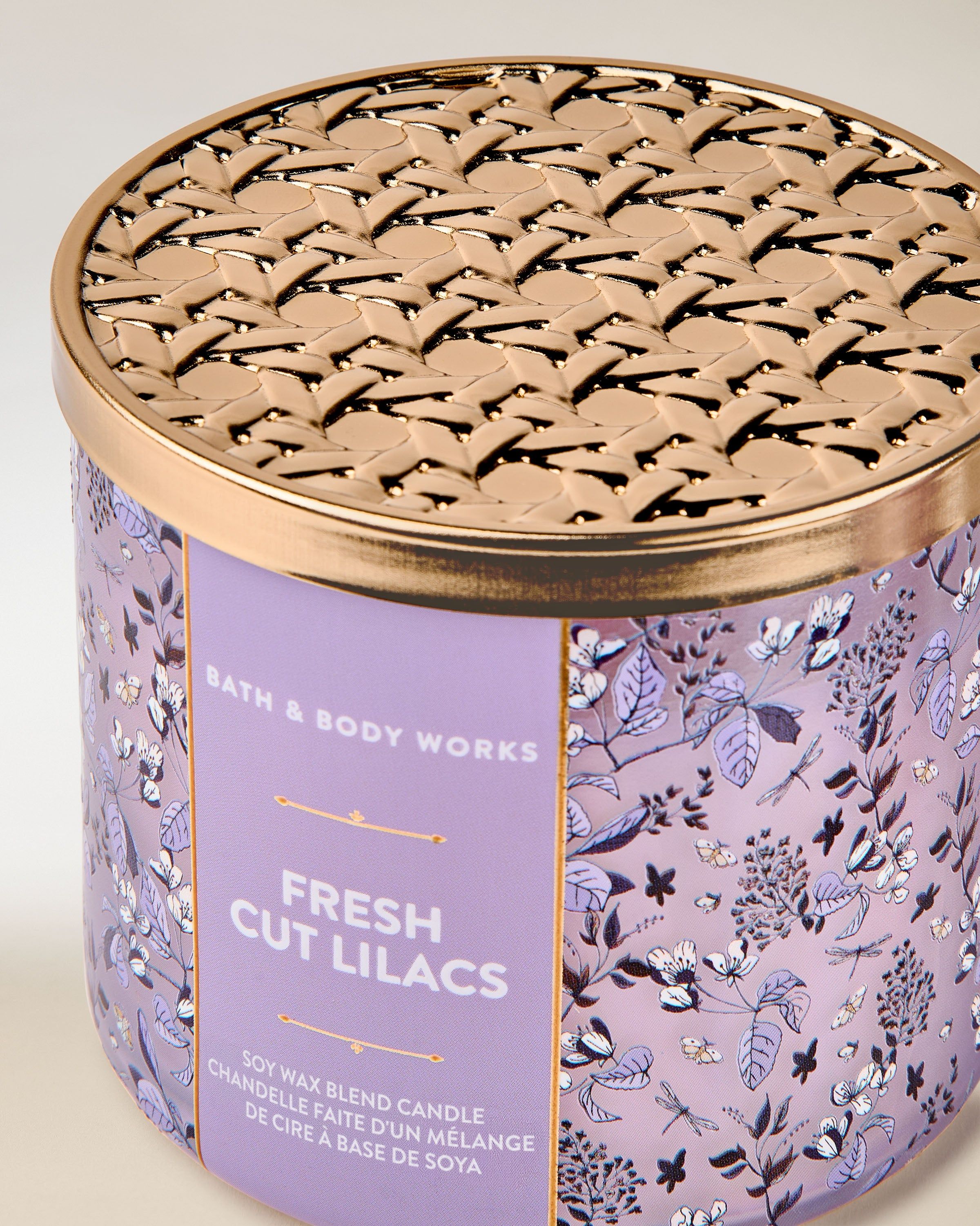 Bath & Body Works Fresh Cut Lilacs – lumânare mov cu capac auriu decorativ și ceară de soia.