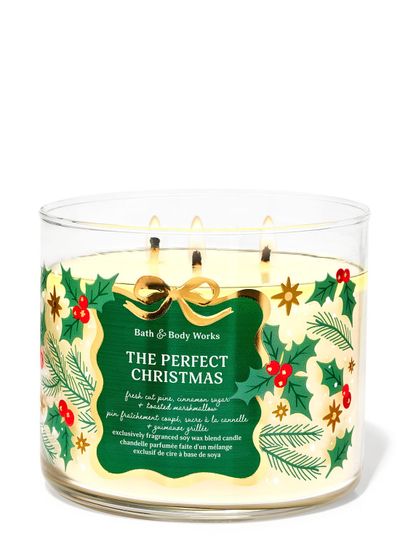 Svíčka „The Perfect Christmas“ v nádobě s ilustracemi cesmíny, zlatých hvězdiček a třpytek, Bath & Body Works.