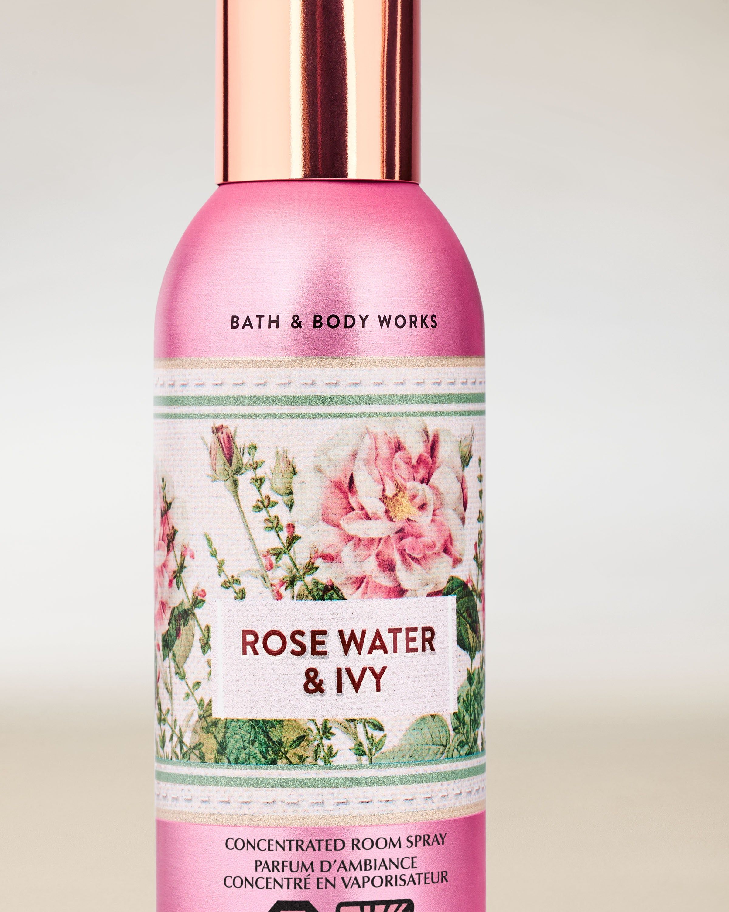 Bath & Body Works Rose Water & Ivy – spray concentrat pentru cameră într-un flacon roz cu motiv floral și vegetal.