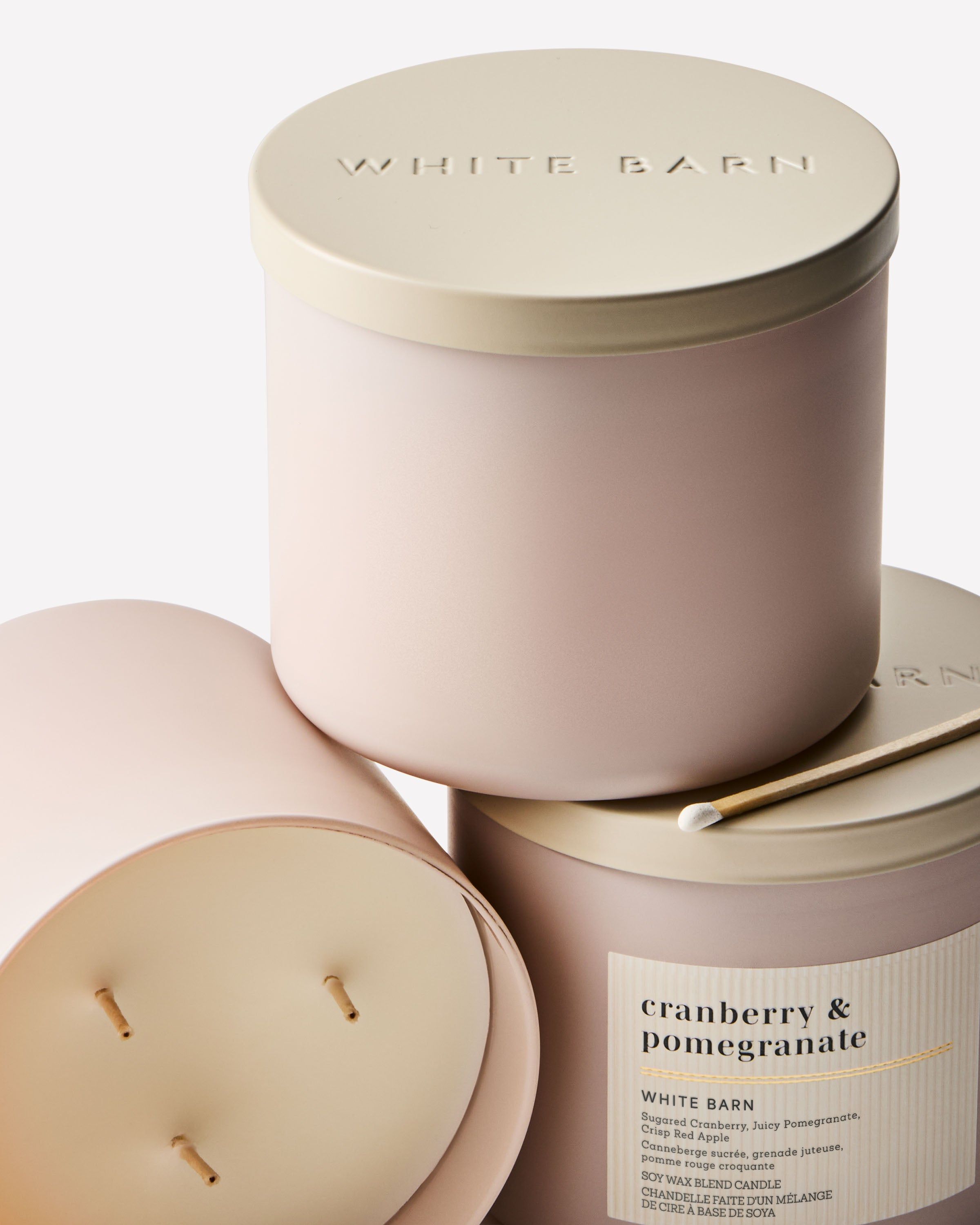 Lumânare parfumată White Barn Cranberry & Pomegranate din amestec de ceară de soia, 3 fitiluri