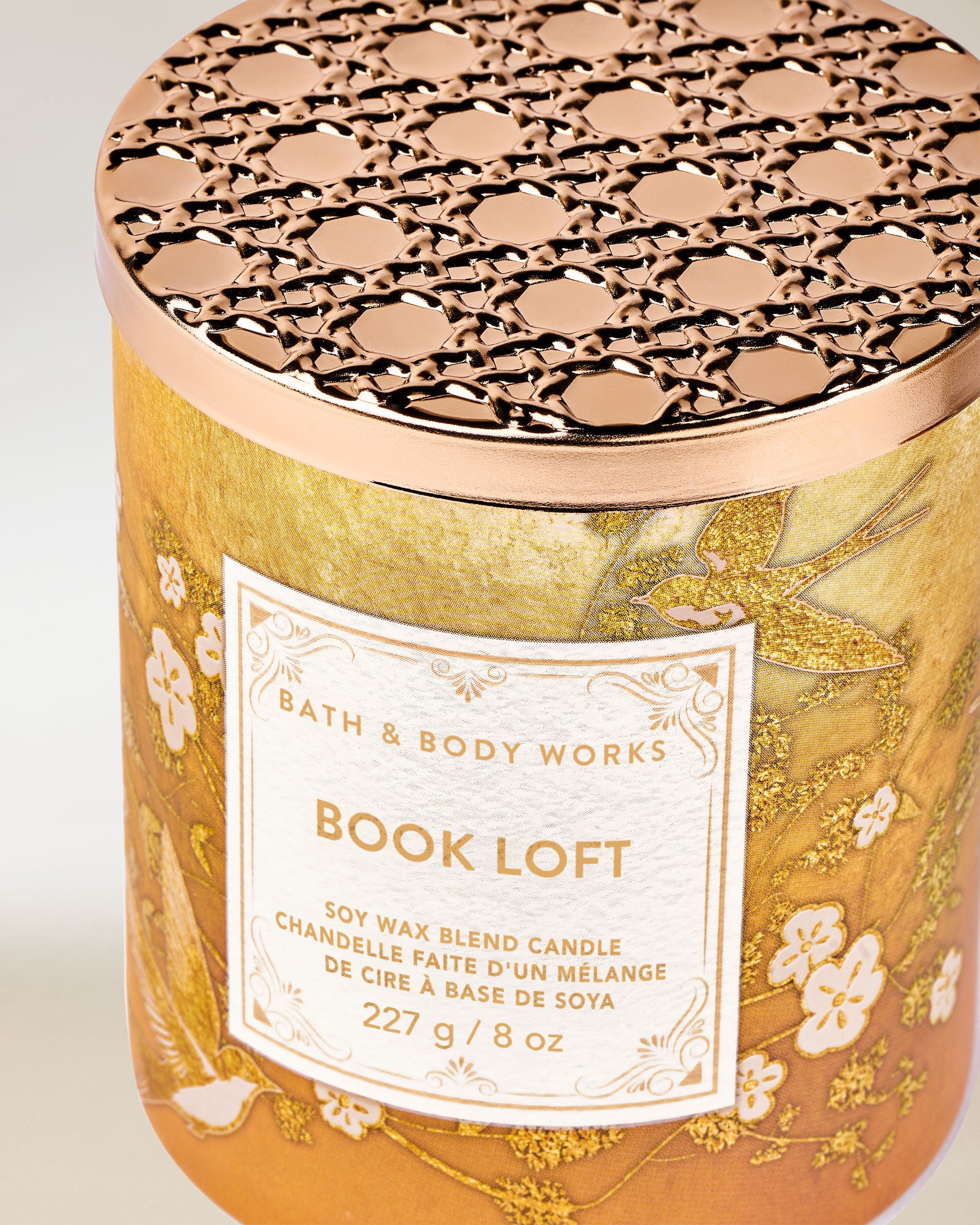 Bath & Body Works Book Loft – lumânare în ambalaj auriu texturat cu capac metalic, din colecția Book Loft.