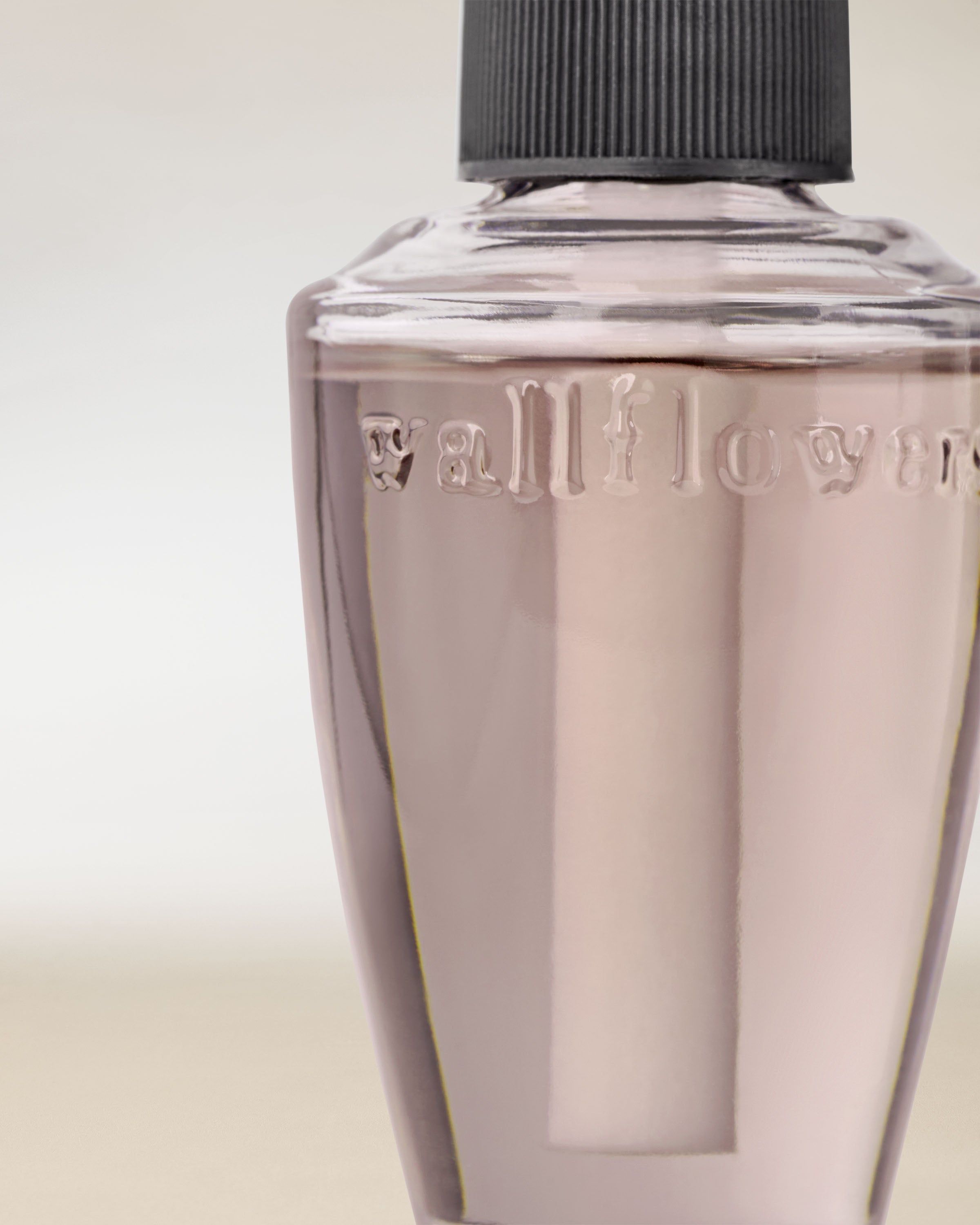 Reumplere Wallflowers mov cu logo embosat — detaliu elegant pentru difuzorul de cameră.