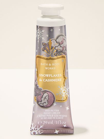 Cremă pentru mâini Snowflakes & Cashmere Bath & Body Works cu motiv de fulgi de zăpadă, lună și stele