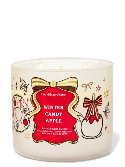 Lumânare parfumată Winter Candy Apple Bath & Body Works cu 3 fitiluri și motiv de măr și coroniță festivă