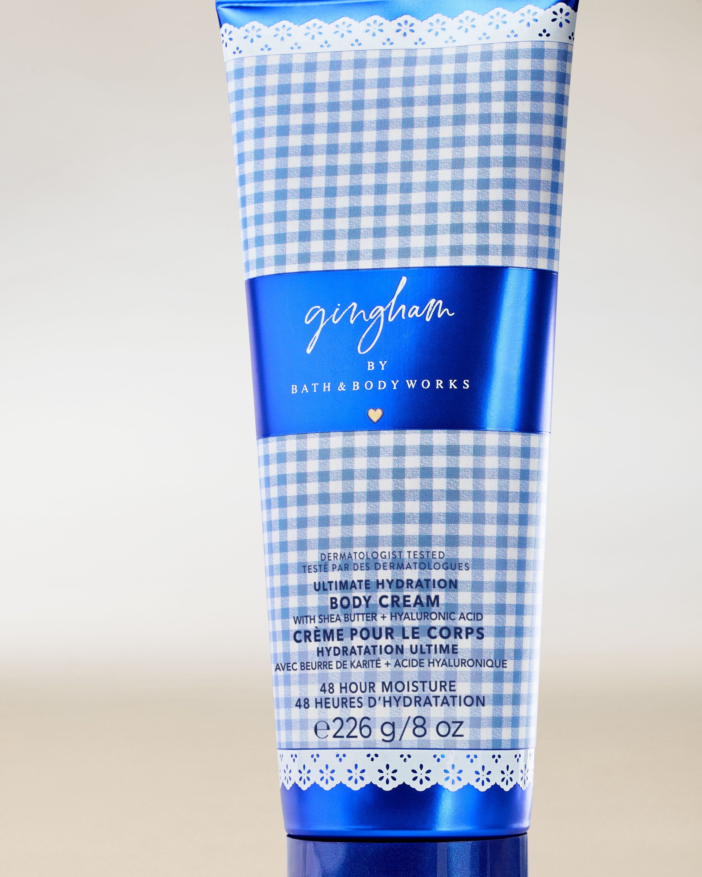 Cremă de corp Bath & Body Works Gingham 226 g, în tub albastru cu model clasic gingham.