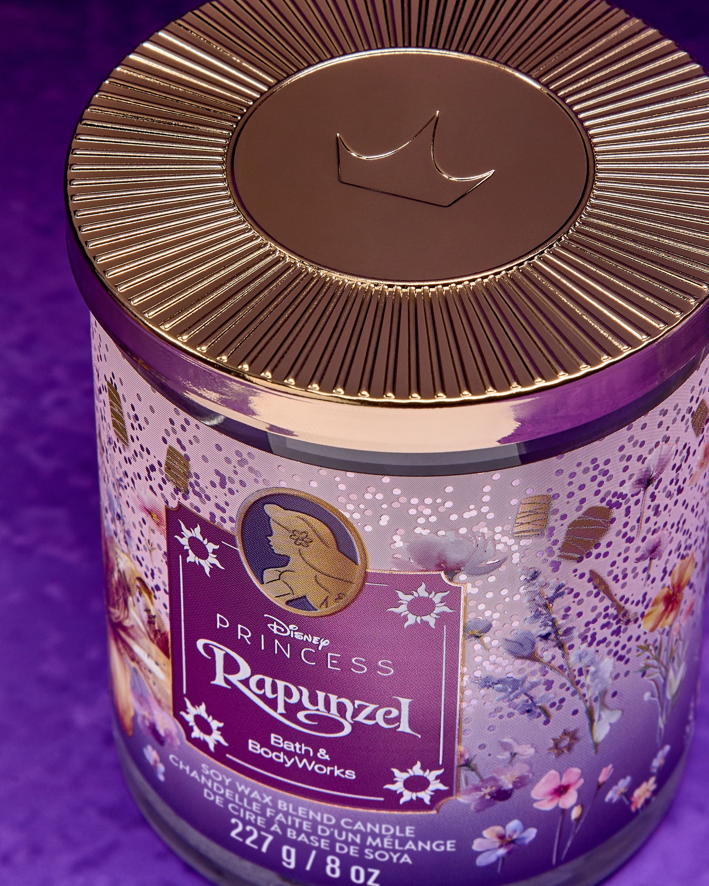 Lumânarea Rapunzel din colecția Disney Princess — design mov cu flori și felinare, plin de farmec de basm.