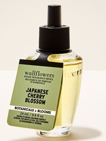Reumplere Wallflowers Japanese Cherry Blossom, aromă florală caldă în flacon auriu de 24 ml.