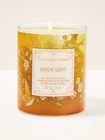 Bath & Body Works Book Loft – lumânare din soia 227 g în borcan auriu cu model floral.