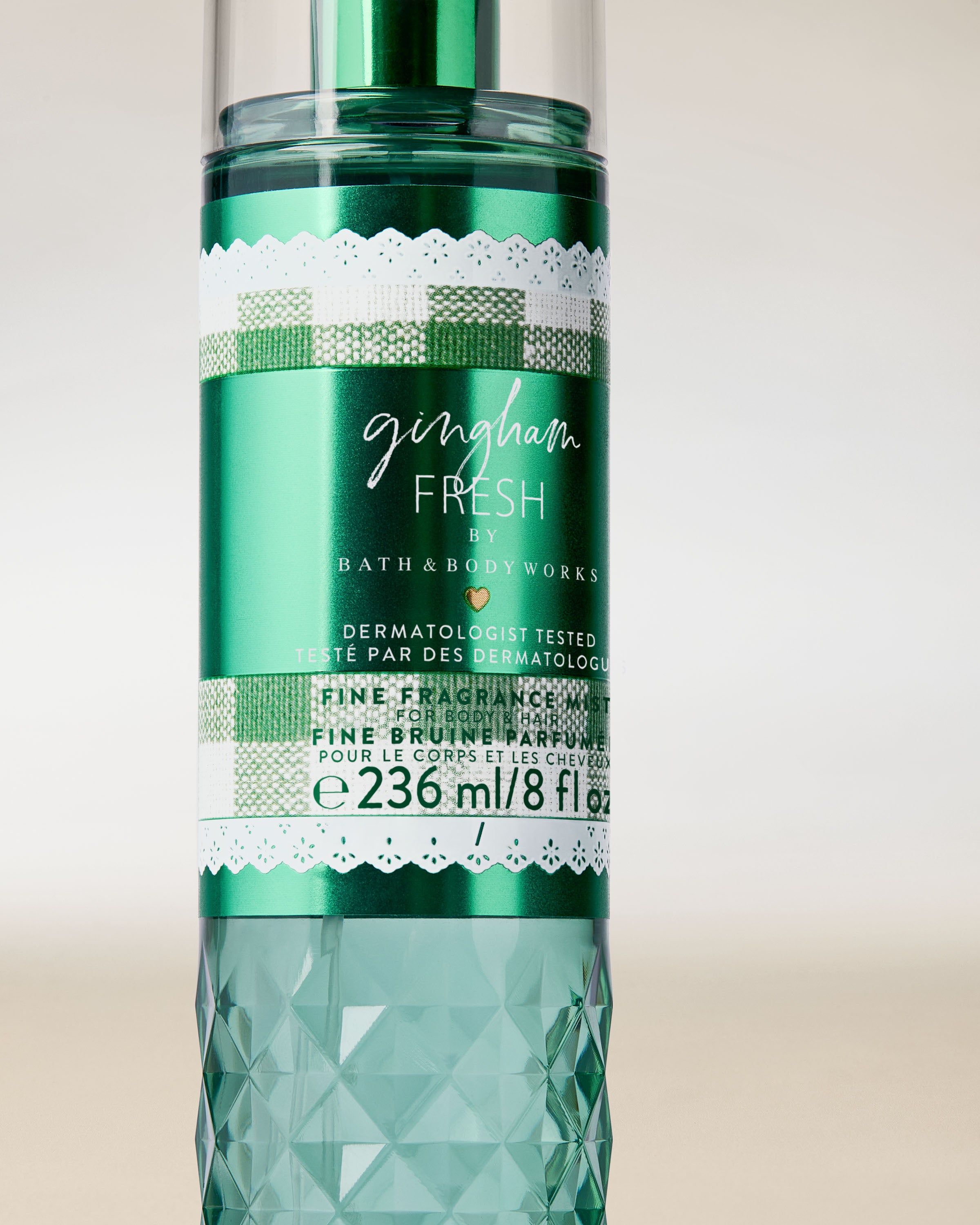 Spray parfumat Bath & Body Works Gingham Fresh 236 ml, în flacon verde cu pulverizator.