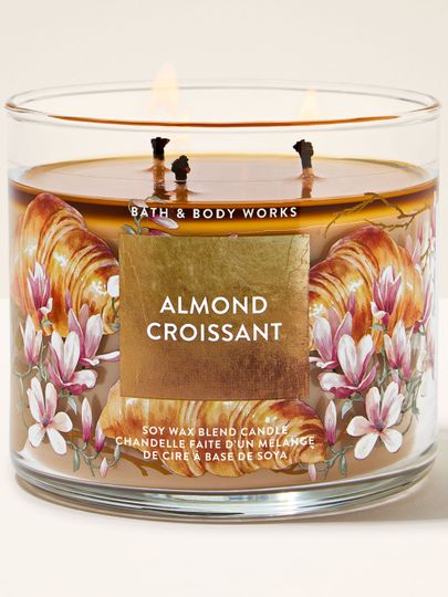 Bath & Body Works Almond Croissant – lumânare cu croissante și flori în pahar elegant