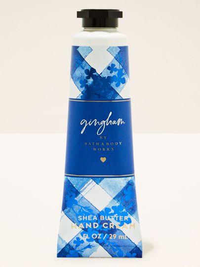 Cremă de mâini Bath & Body Works Gingham în tub albastru de 29 ml, cu model clasic.