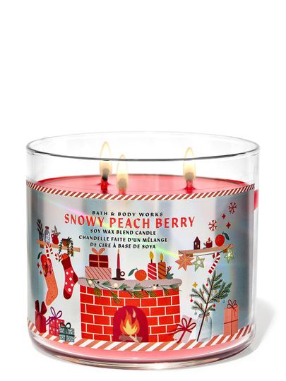 Svíčka „Snowy Peach Berry“ v nádobě s ilustrací krbu, vánočních ponožek a dárků, Bath & Body Works.