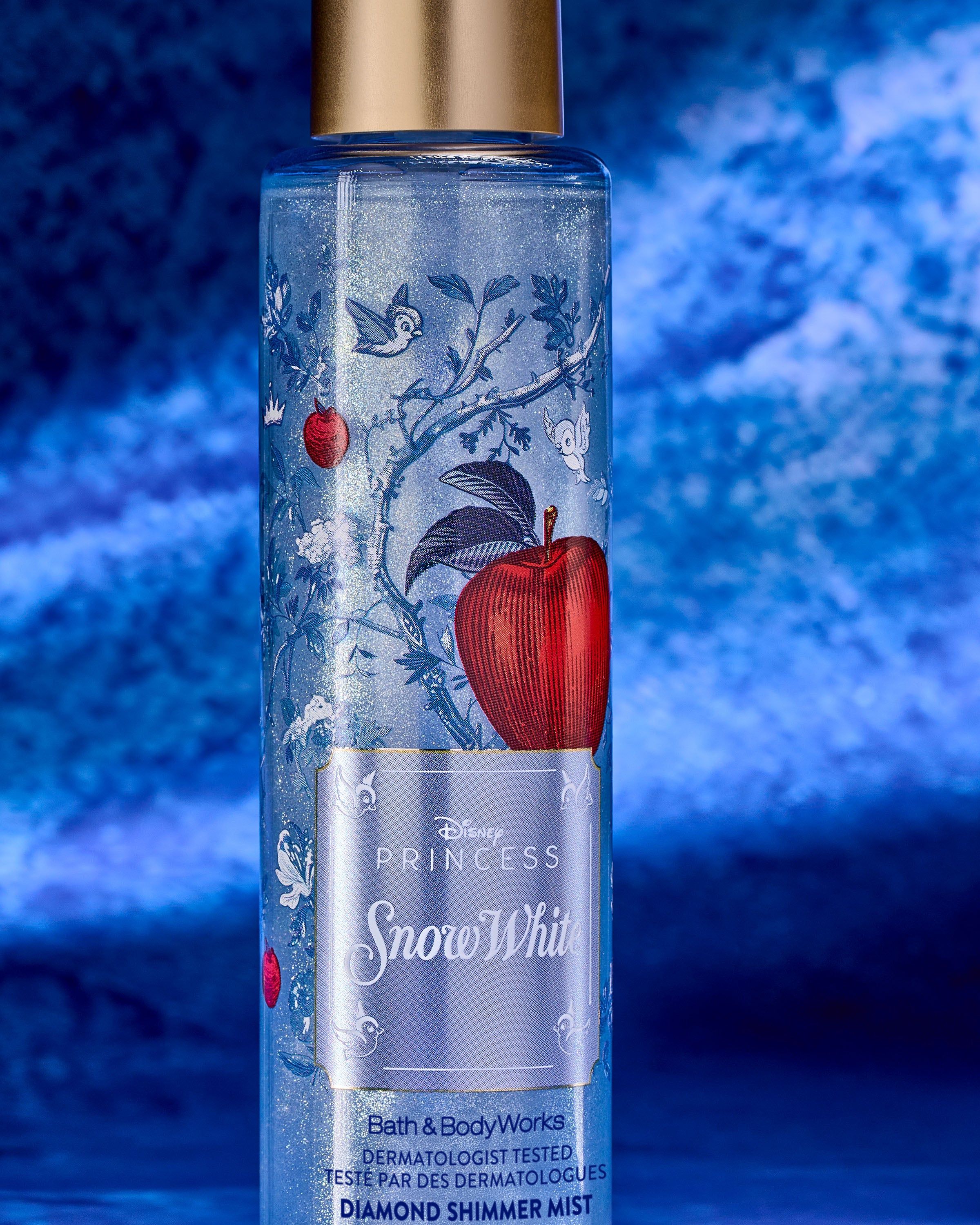 Sprayul Diamond din colecția Disney Princess Snow White de la Bath & Body Works, în flacon albastru strălucitor.