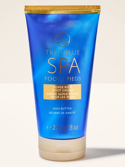 Cremă de picioare Bath&Body Works True Blue Spa. Borcan alb cu capac auriu și etichetă albastră cu inscripții.