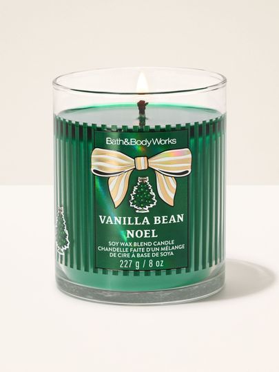 Lumânare parfumată Vanilla Bean Noel Bath & Body Works cu un fitil aprins și motiv de brad